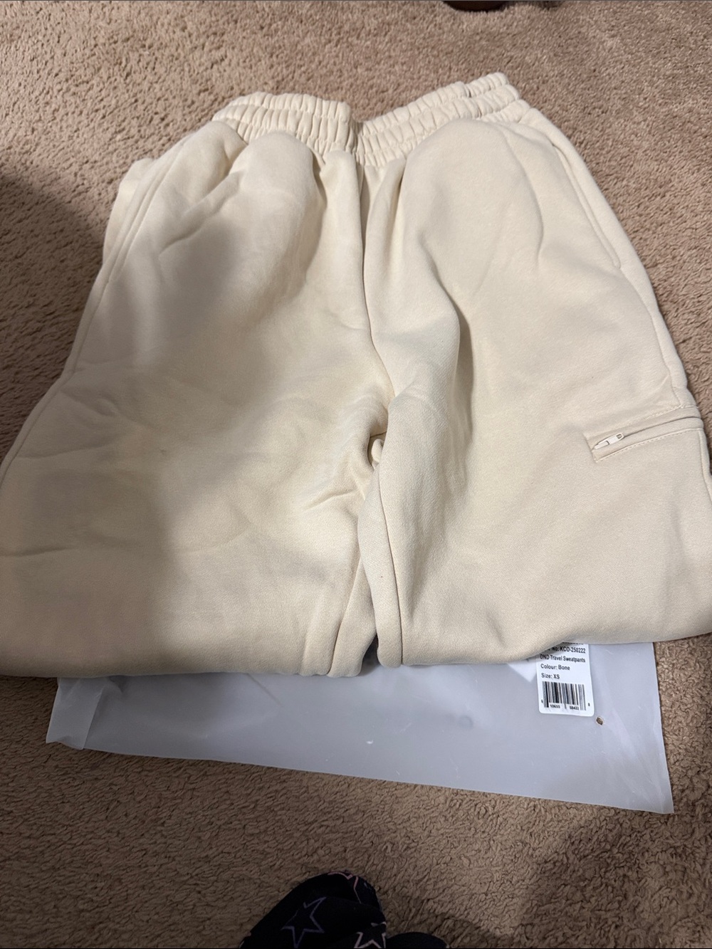 Comfrt Fleece bone color sweatpants. DND travel joggers. Size XS